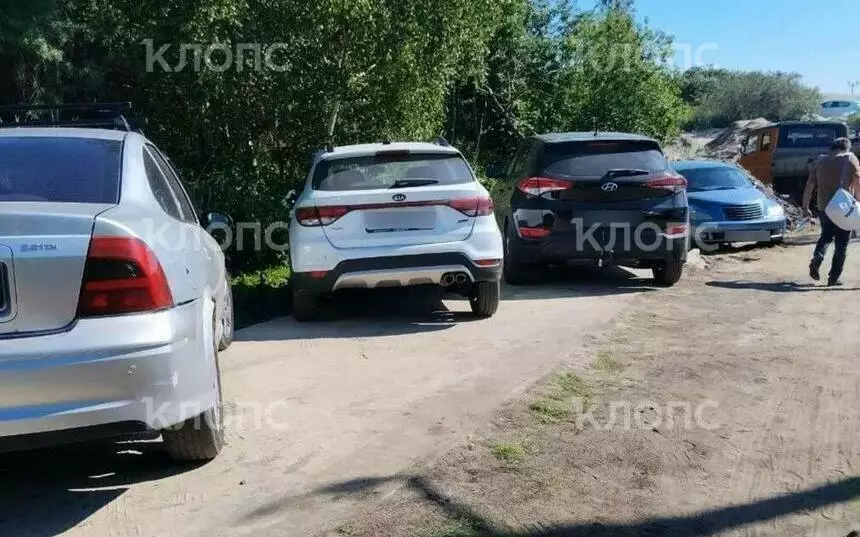 В Янтарном водители устроили стихийную парковку на новом участке велодорожки за миллиард